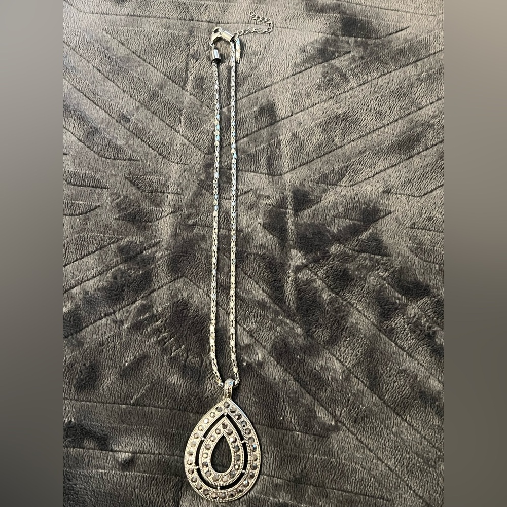Chic Silver Teardrop Pendant Necklace